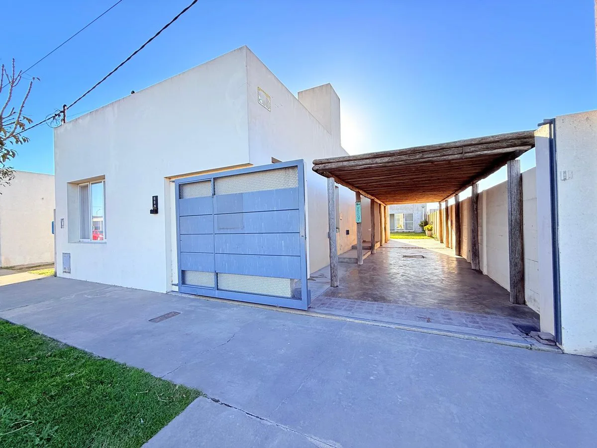 SE VENDE CASA DOS DORMITOROS CON PILETA EN MURPHY