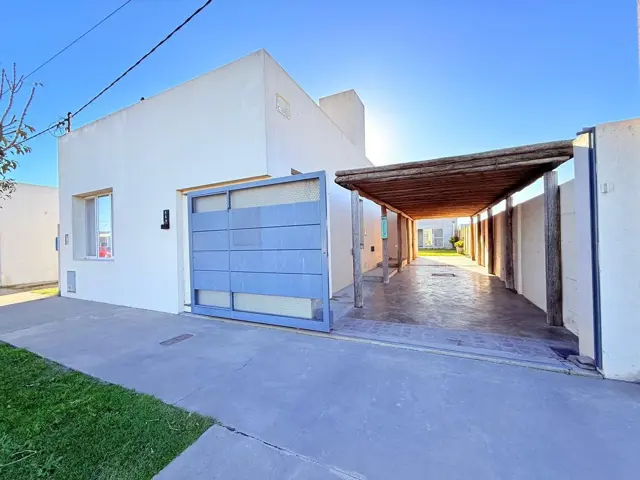 SE VENDE CASA DOS DORMITOROS CON PILETA EN MURPHY