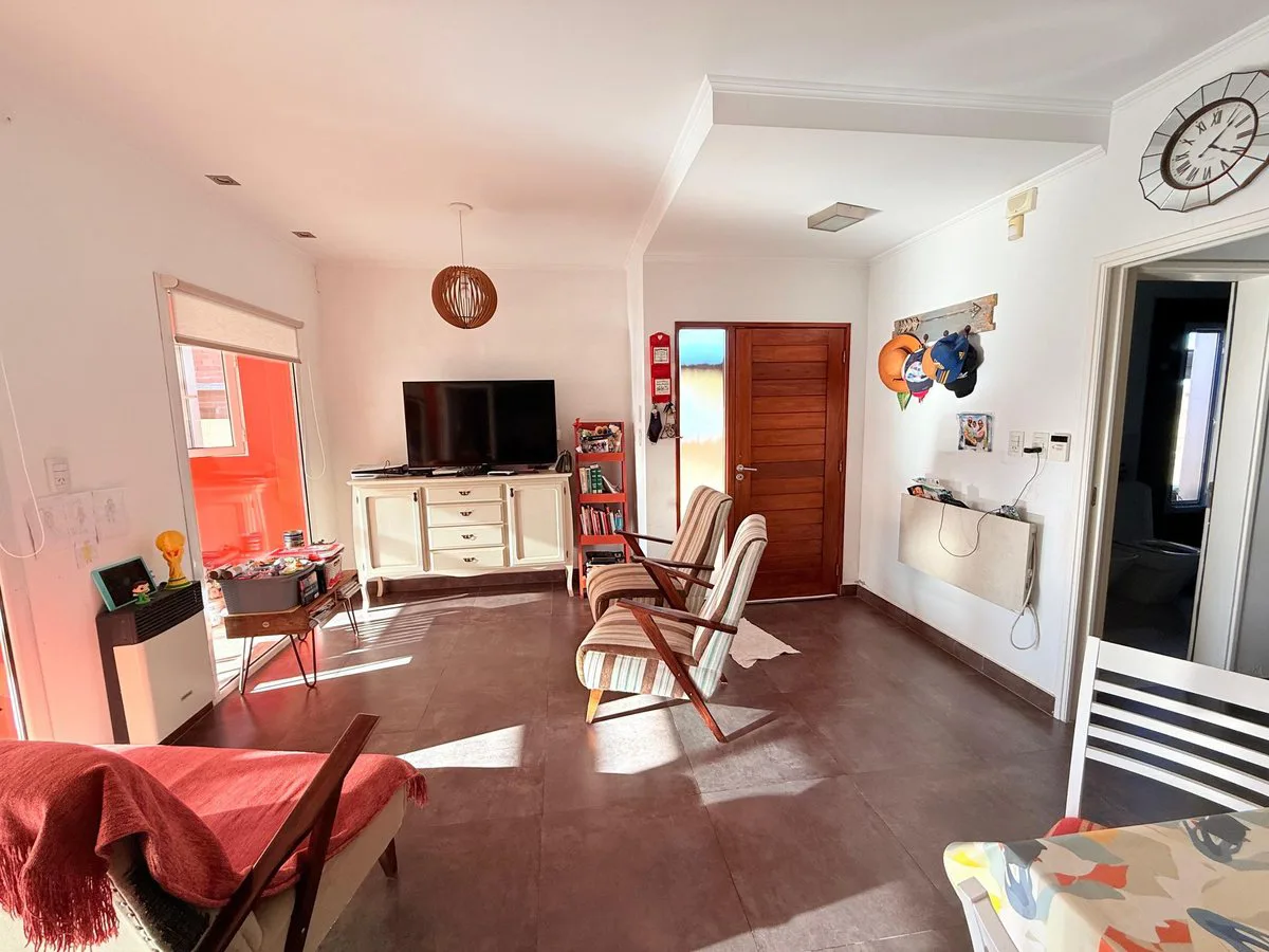 SE VENDE CASA DOS DORMITOROS CON PILETA EN MURPHY foto 3