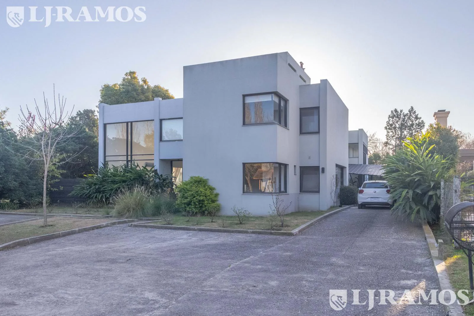VENTA- Moderna Casa- 4 dorm- Los Boulevares Barrio Cerrado- altuta Km 38,5 Panam Ramal Pilar foto 2