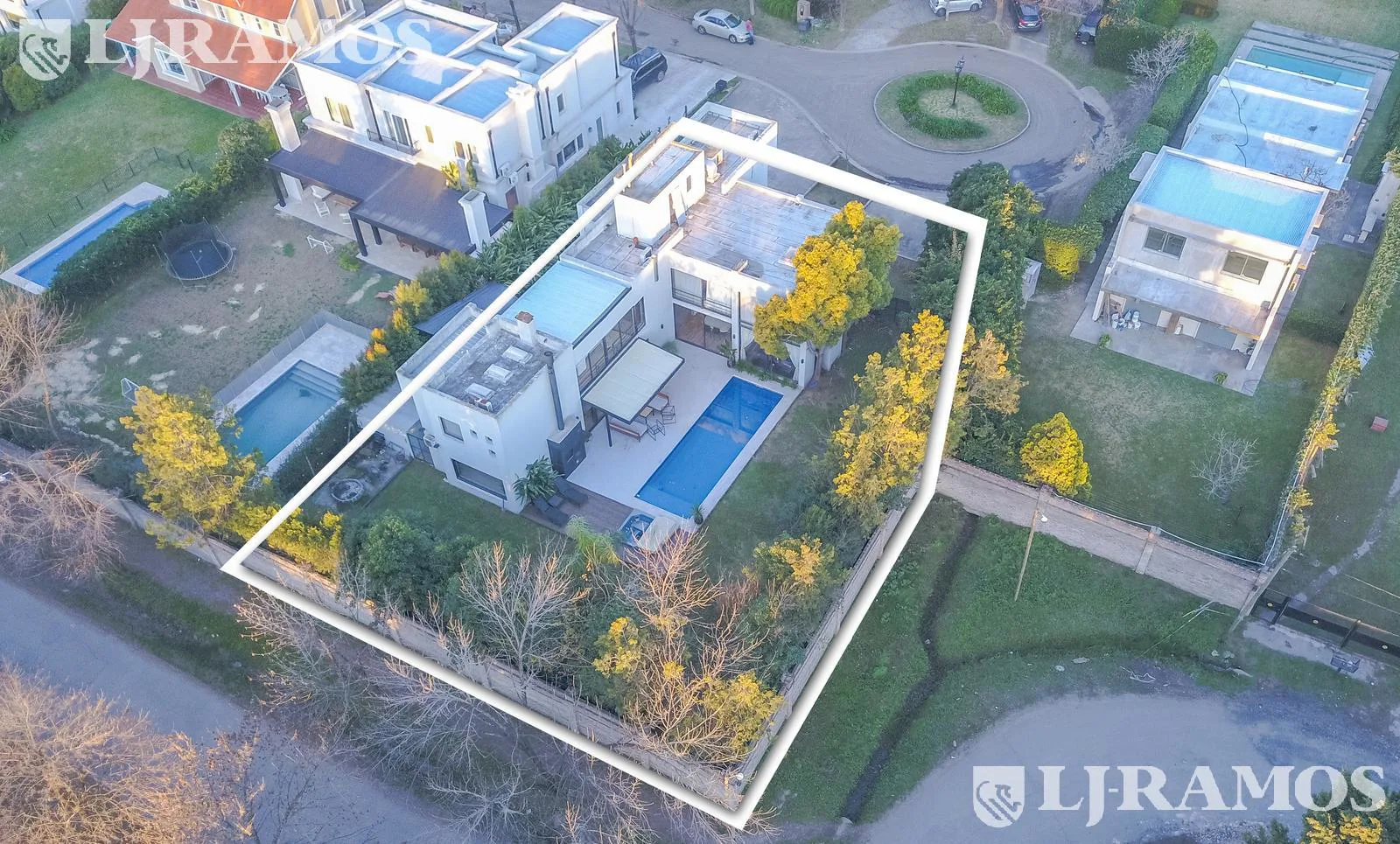 VENTA- Moderna Casa- 4 dorm- Los Boulevares Barrio Cerrado- altuta Km 38,5 Panam Ramal Pilar foto 3