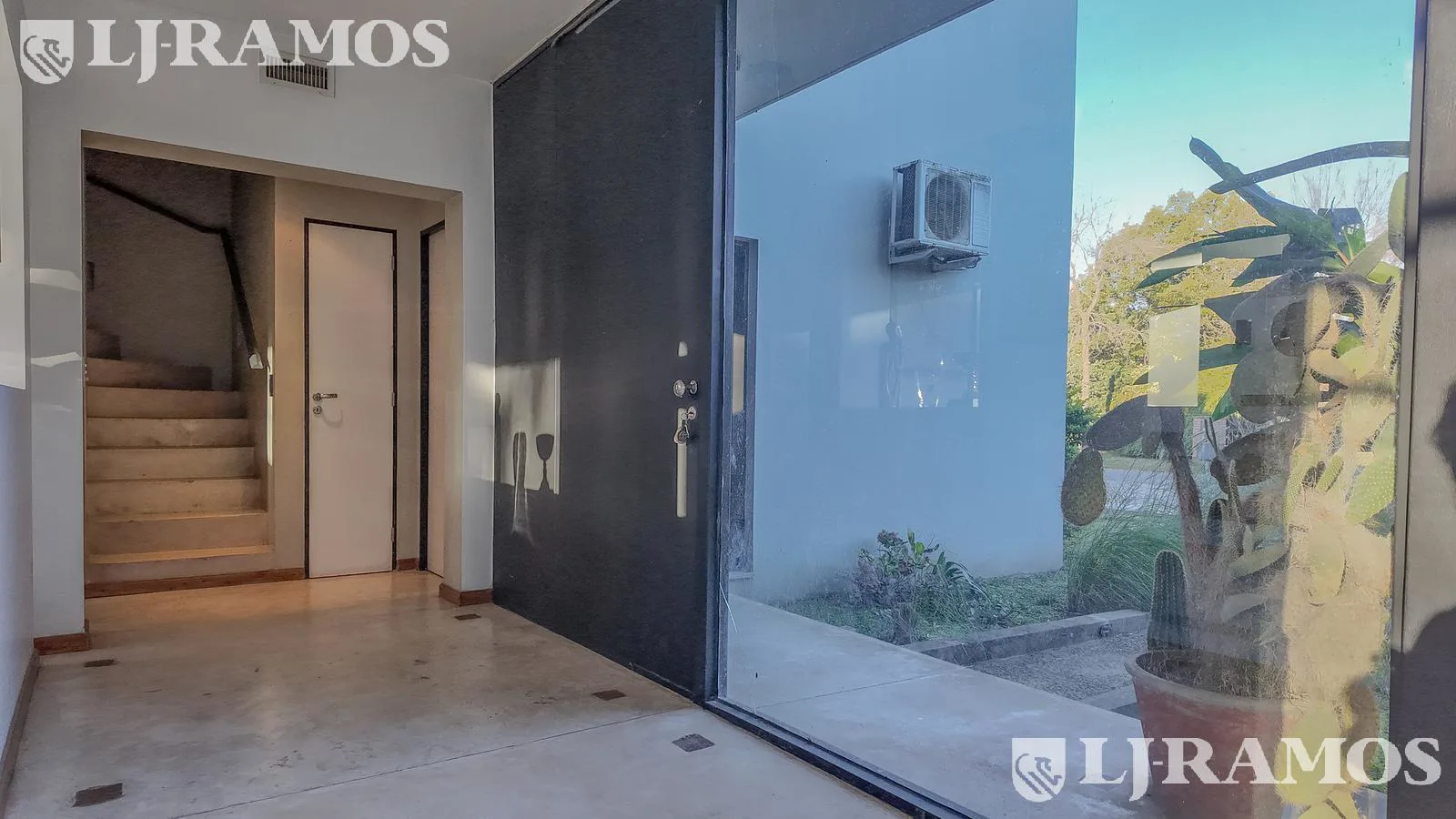VENTA- Moderna Casa- 4 dorm- Los Boulevares Barrio Cerrado- altuta Km 38,5 Panam Ramal Pilar foto 4