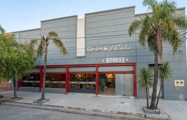 Venta de importante Hibrido Salon+Galpon+ Edificio