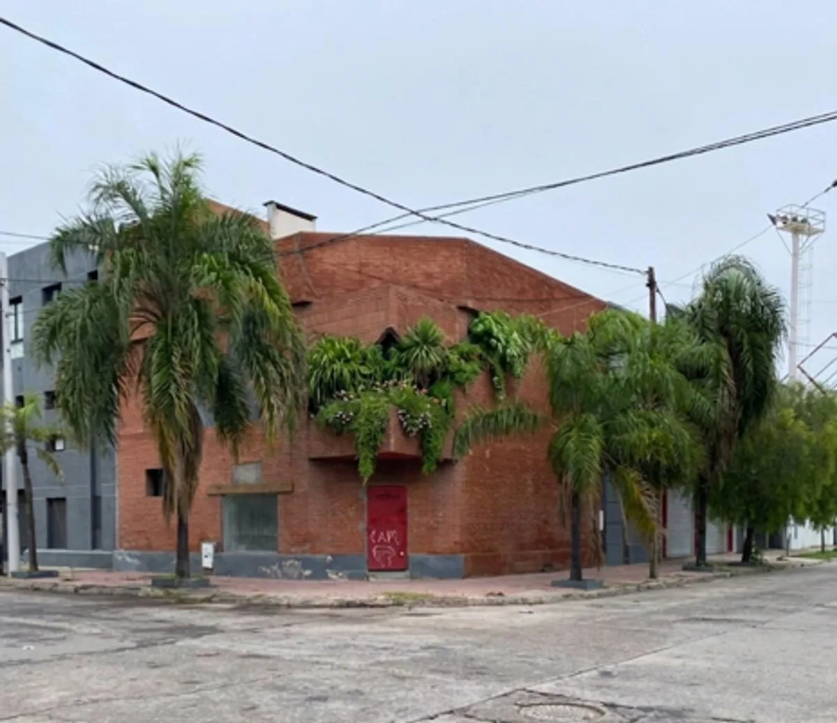 Venta de importante Hibrido Salon+Galpon+ Edificio foto 2