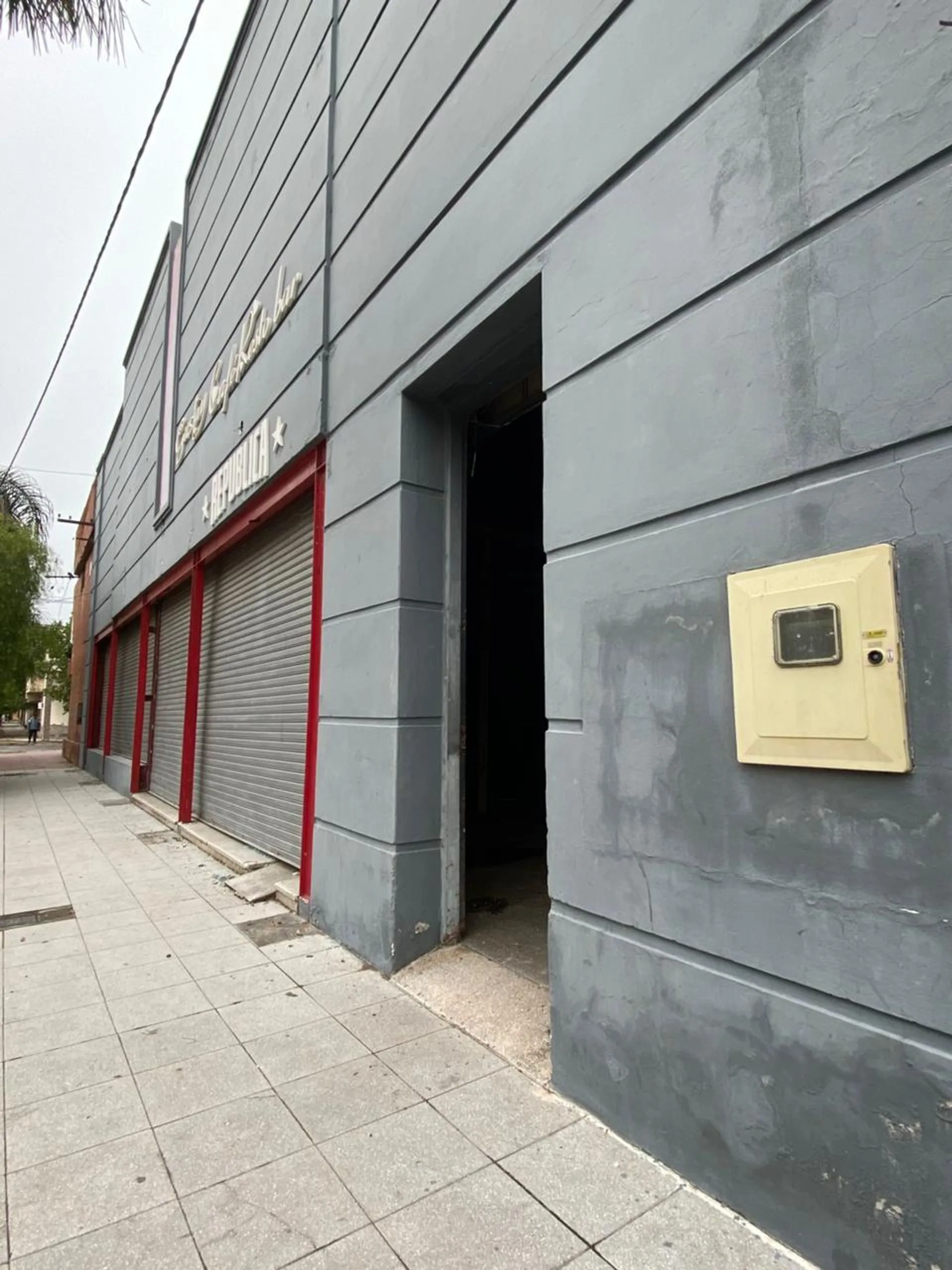Venta de importante Hibrido Salon+Galpon+ Edificio foto 3