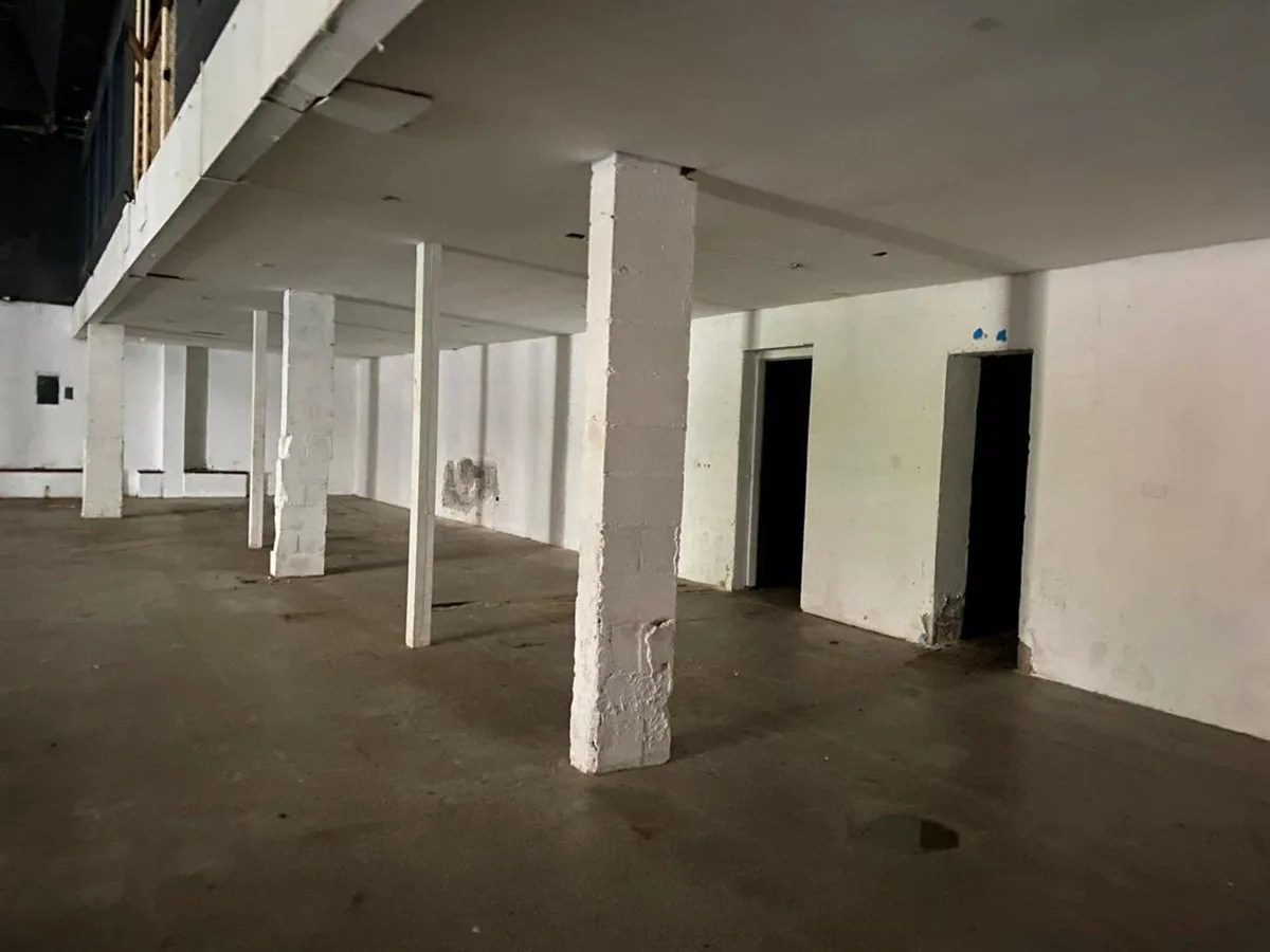 Venta de importante Hibrido Salon+Galpon+ Edificio foto 4