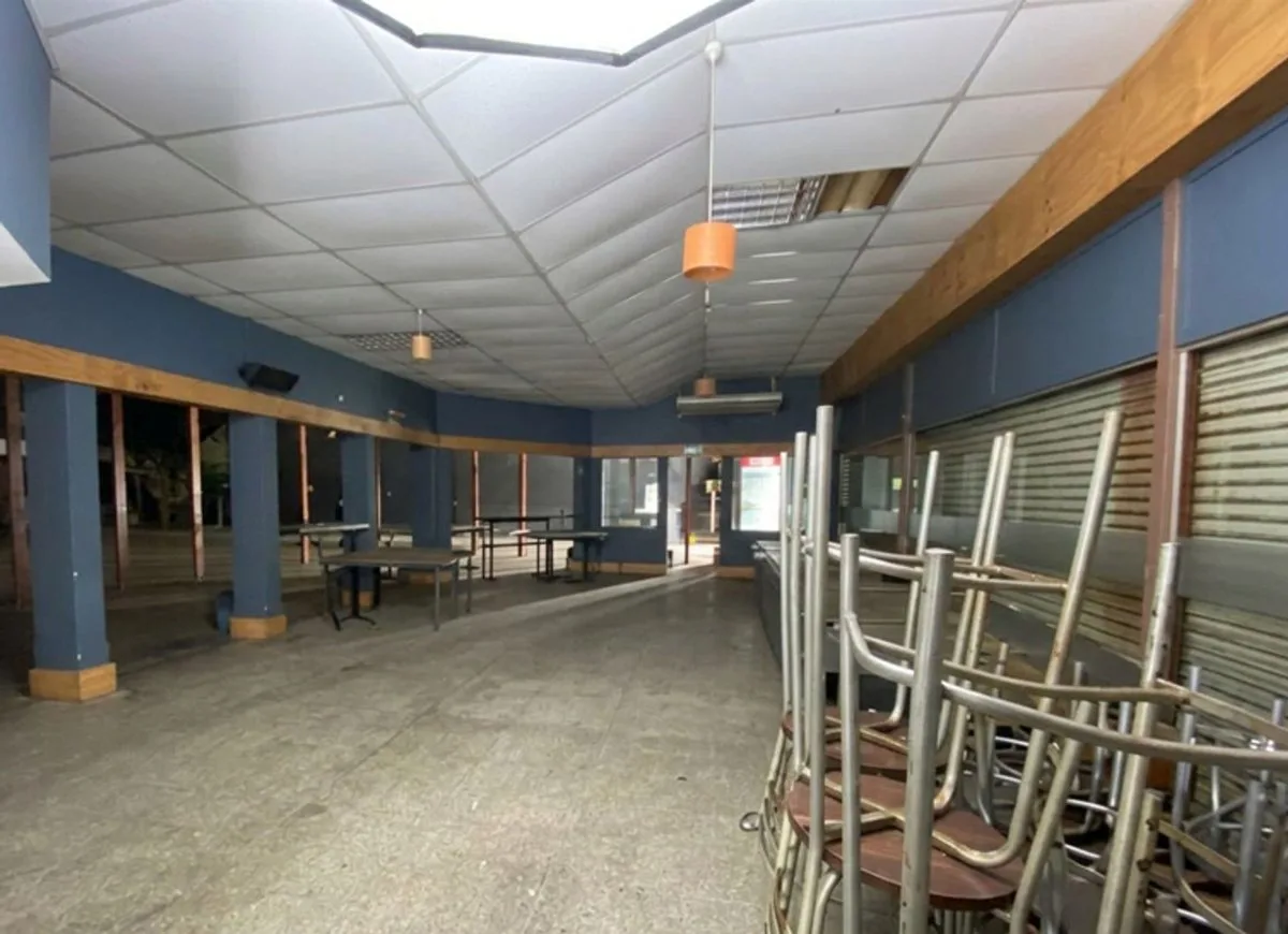 Venta de importante Hibrido Salon+Galpon+ Edificio foto 5