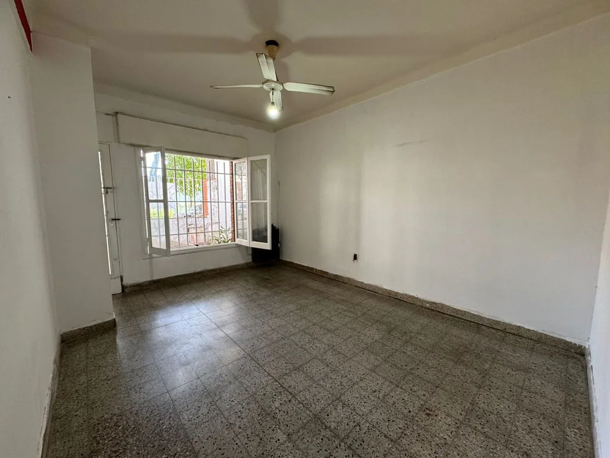 VENTA CASA 2 DORMITORIOS COCHERA Y PATIO foto 4
