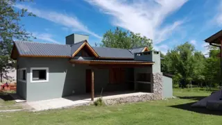 Los Reartes. Complejo de tres hermosas casas con espectacular pileta de 10 mts x 4 mts. a 100 mts del Rio foto 4