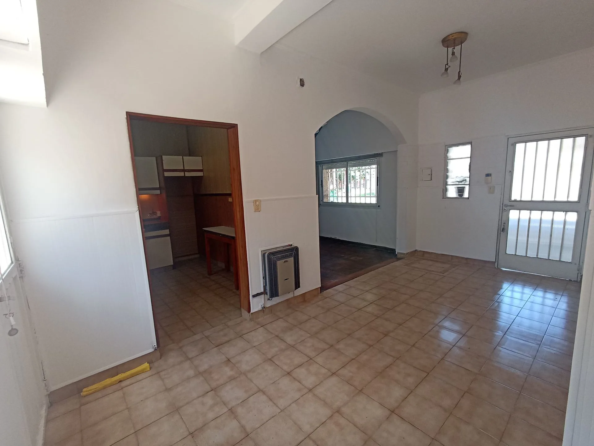 VENTA Casa de 3 dormitorios con patio y terraza. foto 2