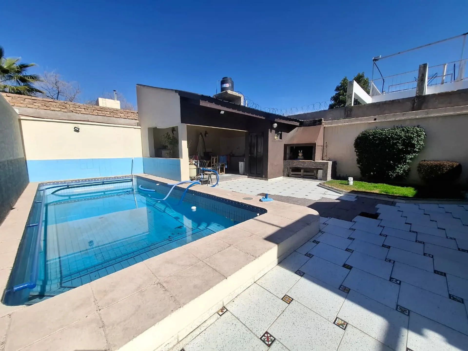 Venta Casa Familiar con pileta y quincho 6°Seccion foto 2