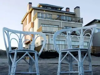 Departamento sobre la playa. 2 dormitorios. Cochera. Mar de Ostende. Departamento en Venta. foto 1