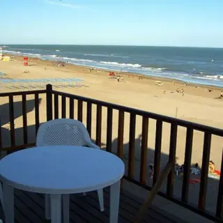 Departamento sobre la playa. 2 dormitorios. Cochera. Mar de Ostende. Departamento en Venta. foto 3