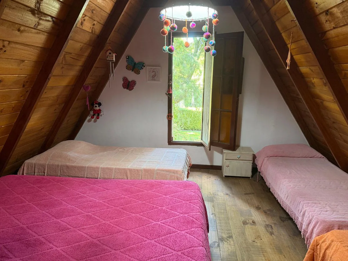 CASA ESTILO ALPINO 4 AMBIENTES EN ALQUILER-BOSQUE foto 3