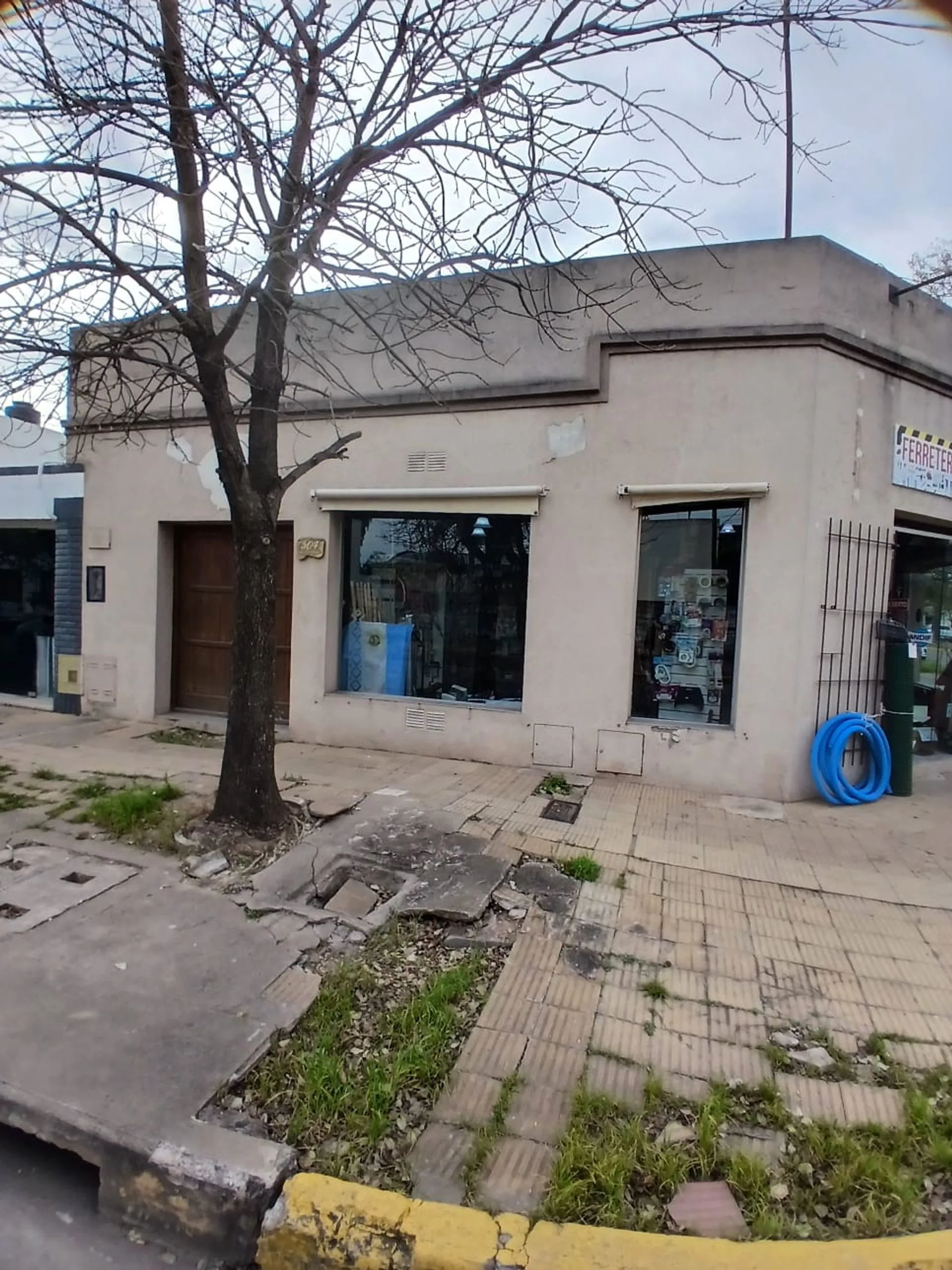 VENTA LOCAL COMERCIAL EN ESQUINA. BV ROCA Y MORENO foto 2