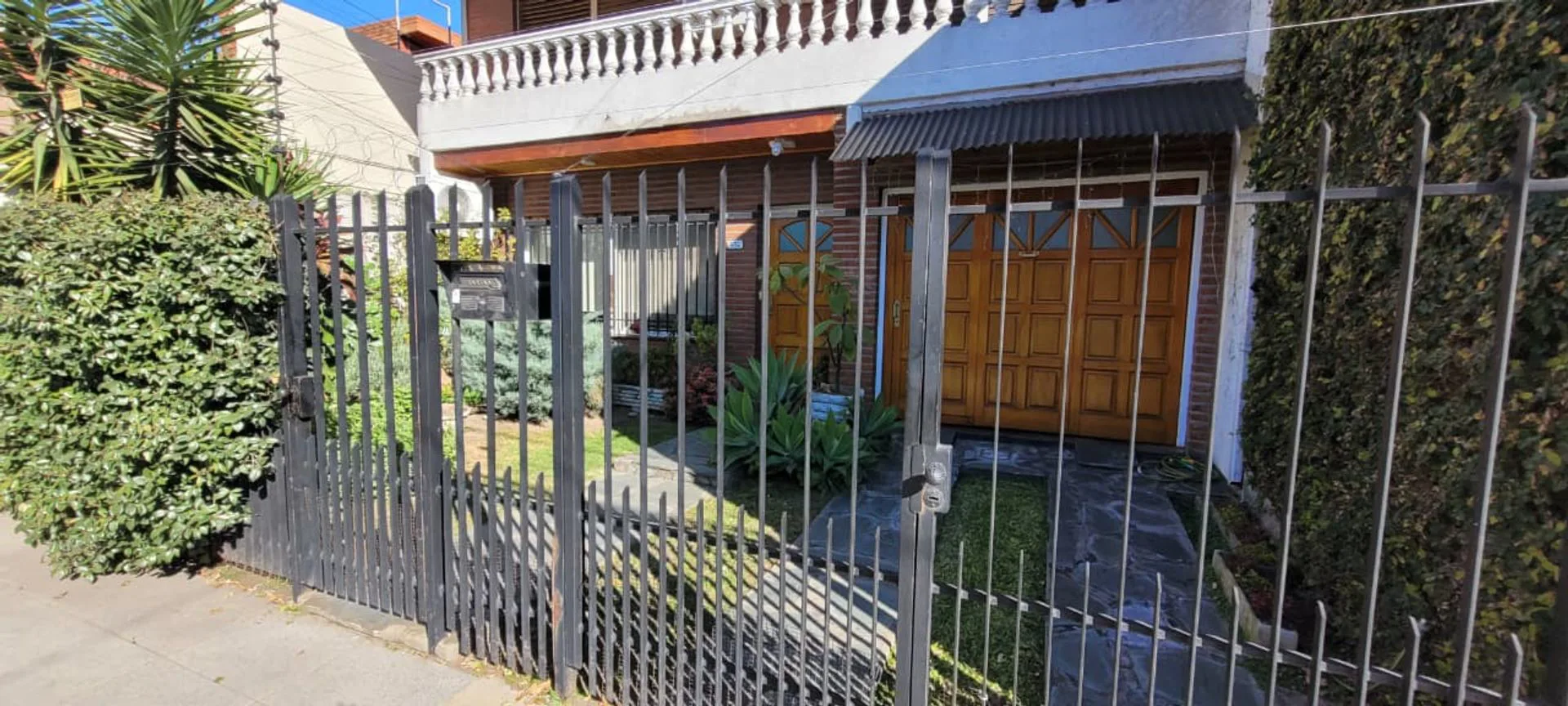 CASA CON COCHERA , QUINCHO , PILETA  Y PARRILLA foto 2