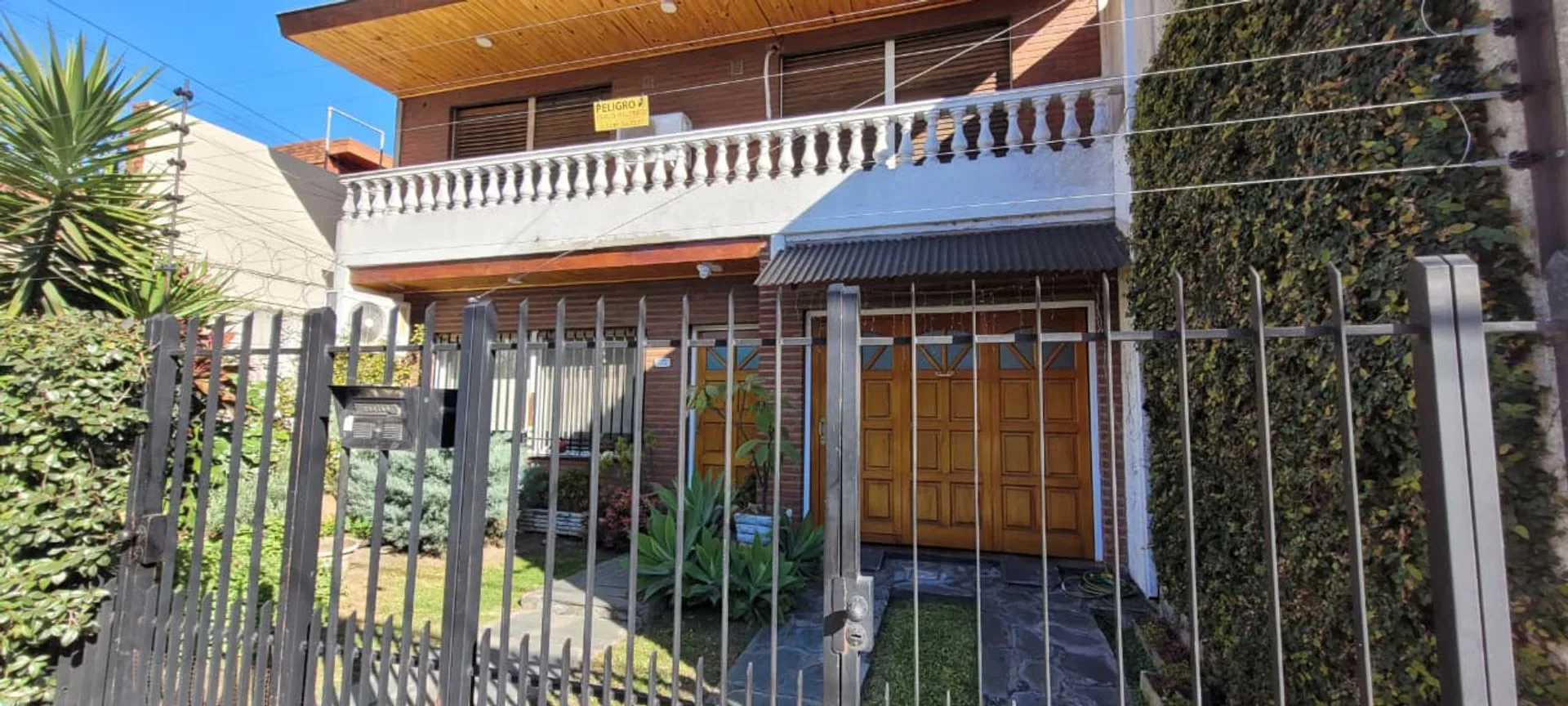 CASA CON COCHERA , QUINCHO , PILETA  Y PARRILLA foto 3