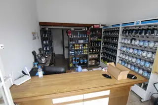 Local comercial con galpón foto 4