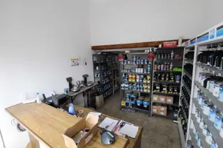 Local comercial con galpón foto 5