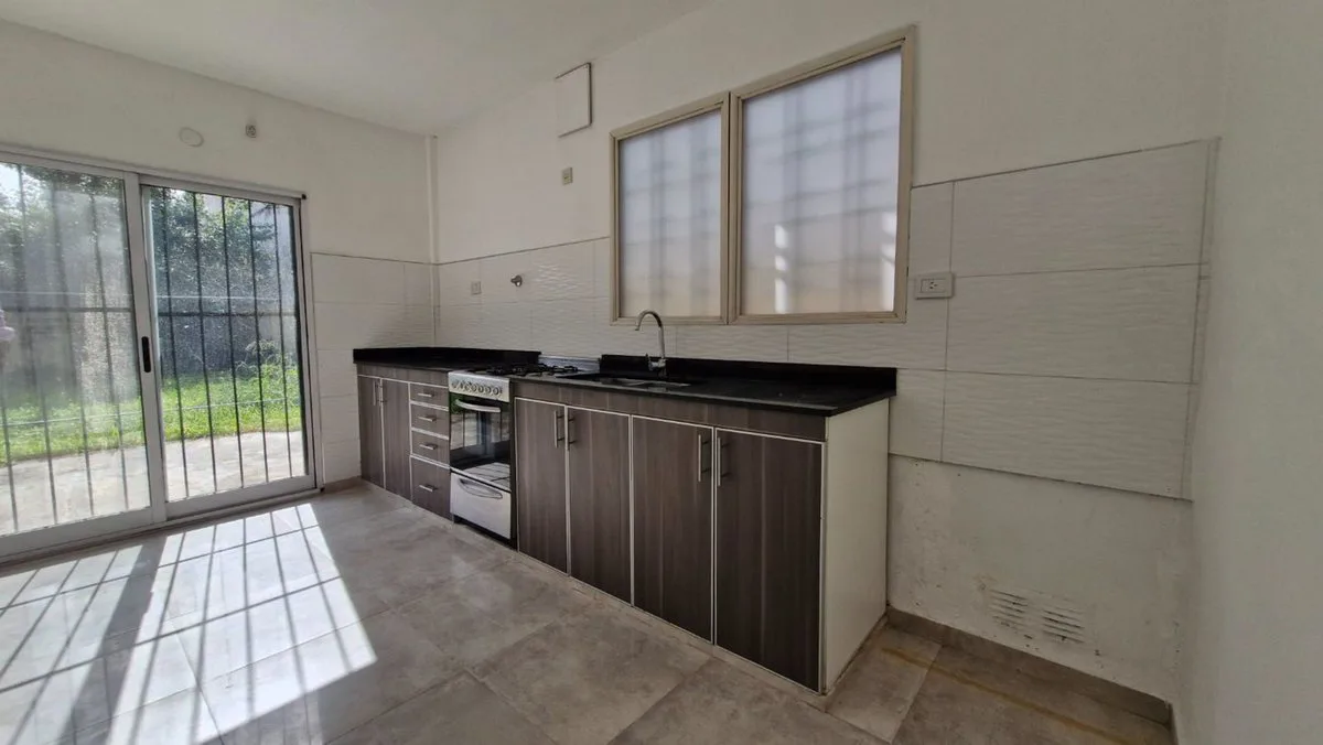 casa en venta 3 ambientes con parque en Lanus O foto 5