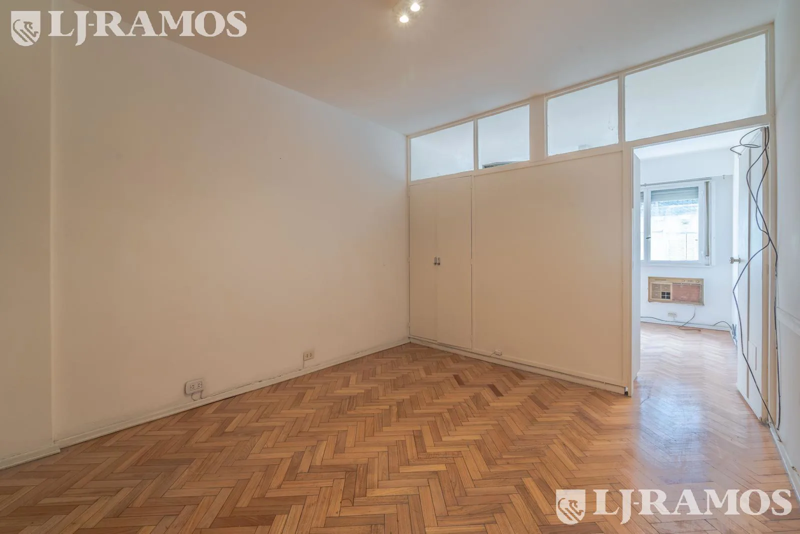 Departamento en Retiro, monoambiente con baño y cocina integrada, apto profesional! Reciclado! foto 2