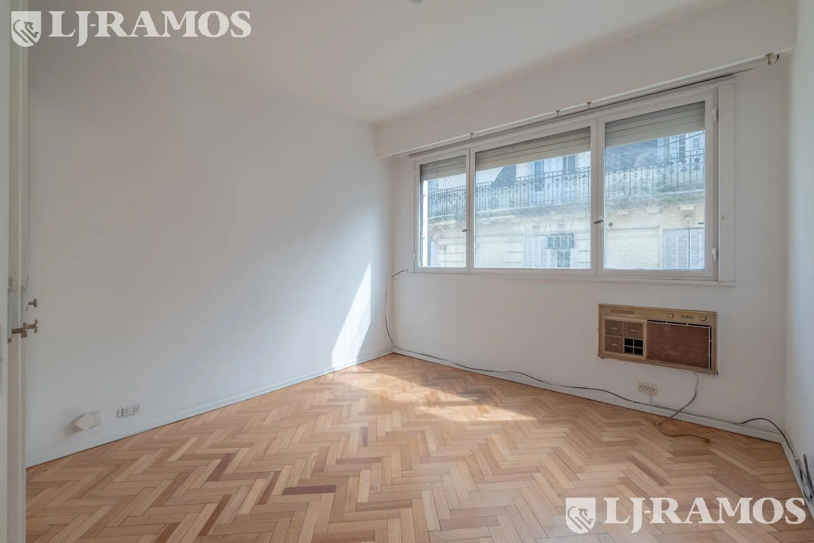Departamento en Retiro, monoambiente con baño y cocina integrada, apto profesional! Reciclado! foto 3