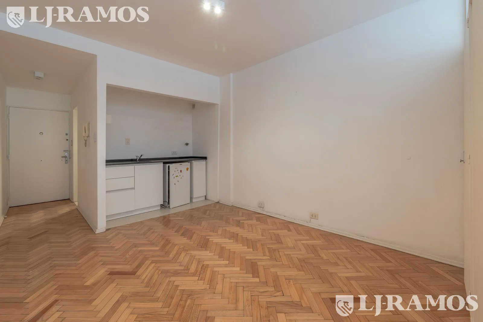 Departamento en Retiro, monoambiente con baño y cocina integrada, apto profesional! Reciclado! foto 4