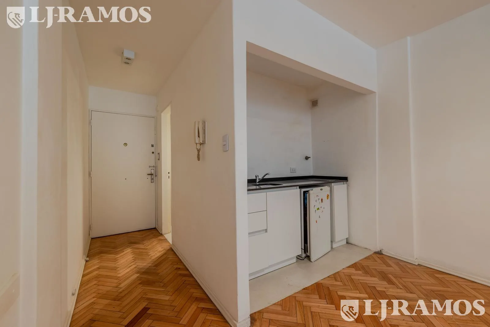 Departamento en Retiro, monoambiente con baño y cocina integrada, apto profesional! Reciclado! foto 5