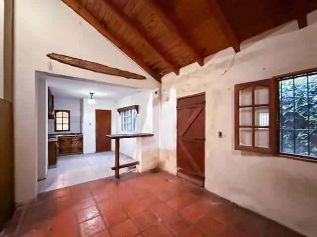 CASA DE PASILLO EN VENTA 2 DORMITORIOS FISHERTON