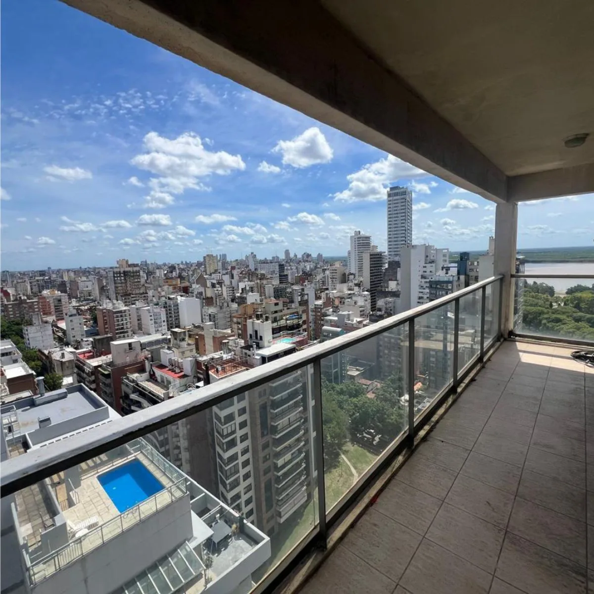 VENTA DEPTO 1 DORMITORIO VISTA AL RIO. COCHERA