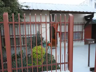 EXCELENTE CASA DE TRES AMBIENTES CON GARAGE JARDIN  PATIO Y  FONDO LIBRE foto 1