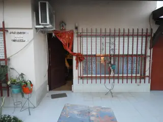 EXCELENTE CASA DE TRES AMBIENTES CON GARAGE JARDIN  PATIO Y  FONDO LIBRE foto 2