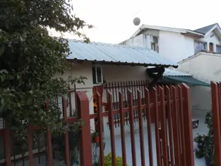 EXCELENTE CASA DE TRES AMBIENTES CON GARAGE JARDIN  PATIO Y  FONDO LIBRE foto 3