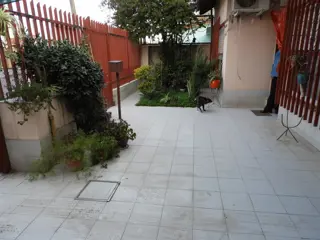 EXCELENTE CASA DE TRES AMBIENTES CON GARAGE JARDIN  PATIO Y  FONDO LIBRE foto 4
