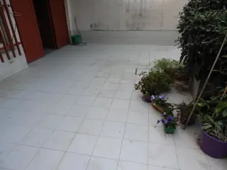 EXCELENTE CASA DE TRES AMBIENTES CON GARAGE JARDIN  PATIO Y  FONDO LIBRE foto 5