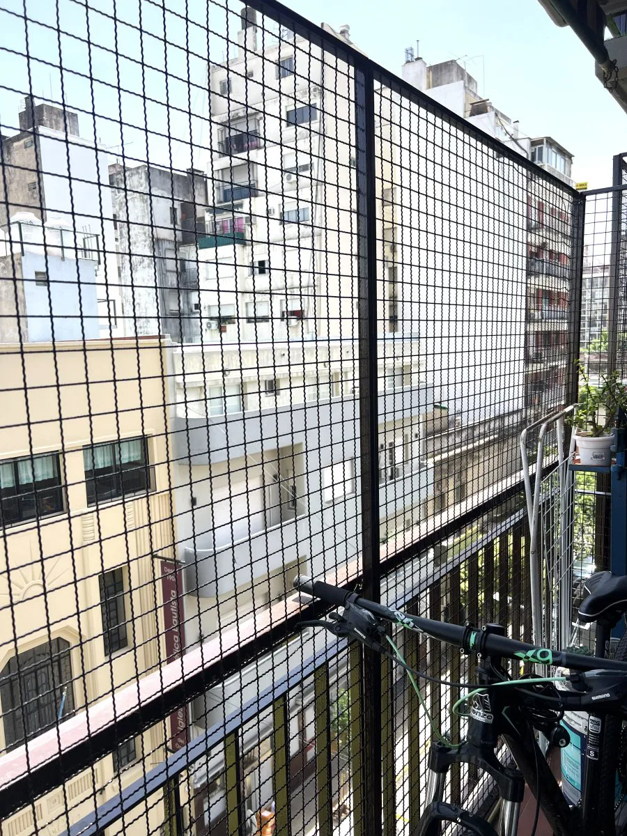 Muy luminoso 3 ambientes con balcón al frente en el 5 piso. foto 2