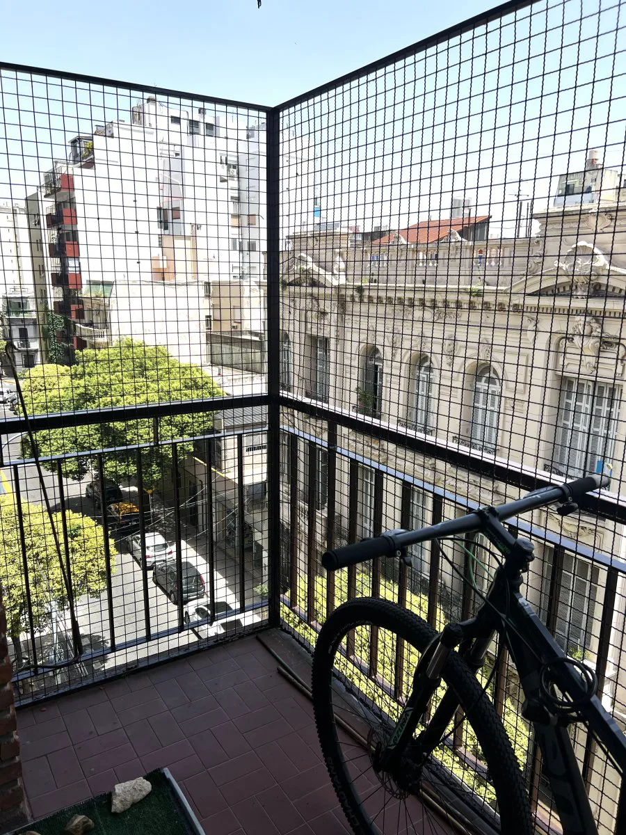 Muy luminoso 3 ambientes con balcón al frente en el 5 piso. foto 3