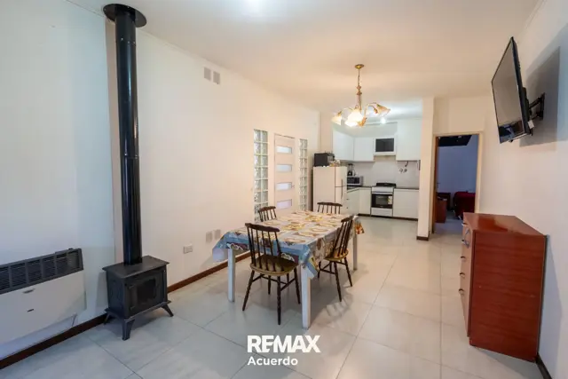 VENTA CASA 3 DORMI.AMPLIO PARQUE Y COCHER AQUINCHO