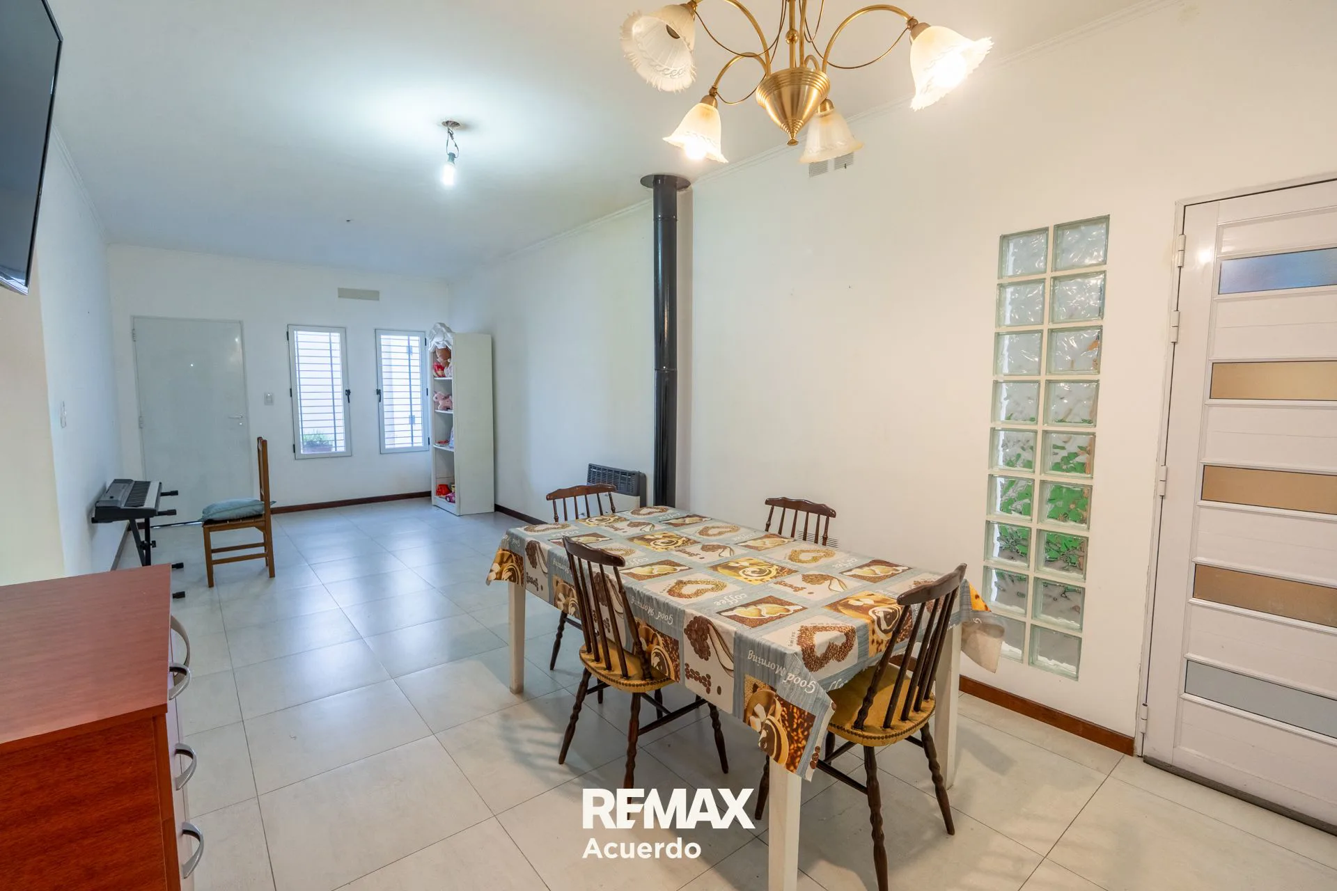 VENTA CASA 3 DORMI.AMPLIO PARQUE Y COCHER AQUINCHO foto 4