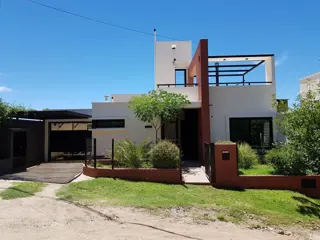 EXCELENTE CASA EN VENTA EN VILLA CARLOS PAZ, 3 DORMITORIOS, PILETA,VISTA PANORÁMICA, HERMOSA. foto 1