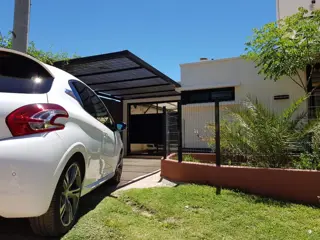 EXCELENTE CASA EN VENTA EN VILLA CARLOS PAZ, 3 DORMITORIOS, PILETA,VISTA PANORÁMICA, HERMOSA. foto 2