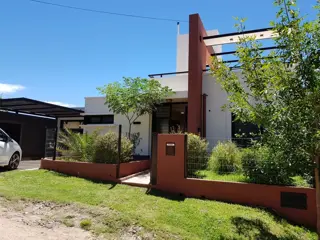 EXCELENTE CASA EN VENTA EN VILLA CARLOS PAZ, 3 DORMITORIOS, PILETA,VISTA PANORÁMICA, HERMOSA. foto 3