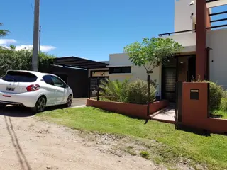 EXCELENTE CASA EN VENTA EN VILLA CARLOS PAZ, 3 DORMITORIOS, PILETA,VISTA PANORÁMICA, HERMOSA. foto 4