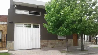 VENTA DE ESPECTACULAR GALPÓN CON PISCINA Y OFICINAS VILLA LUZURIAGA foto 1