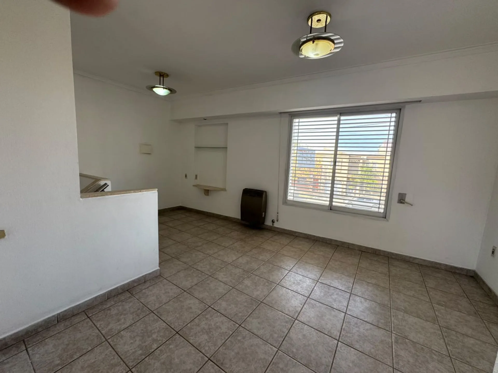 SE VENDE EXCELENTE PLANTA ALTA DOS DORMITORIOS foto 2