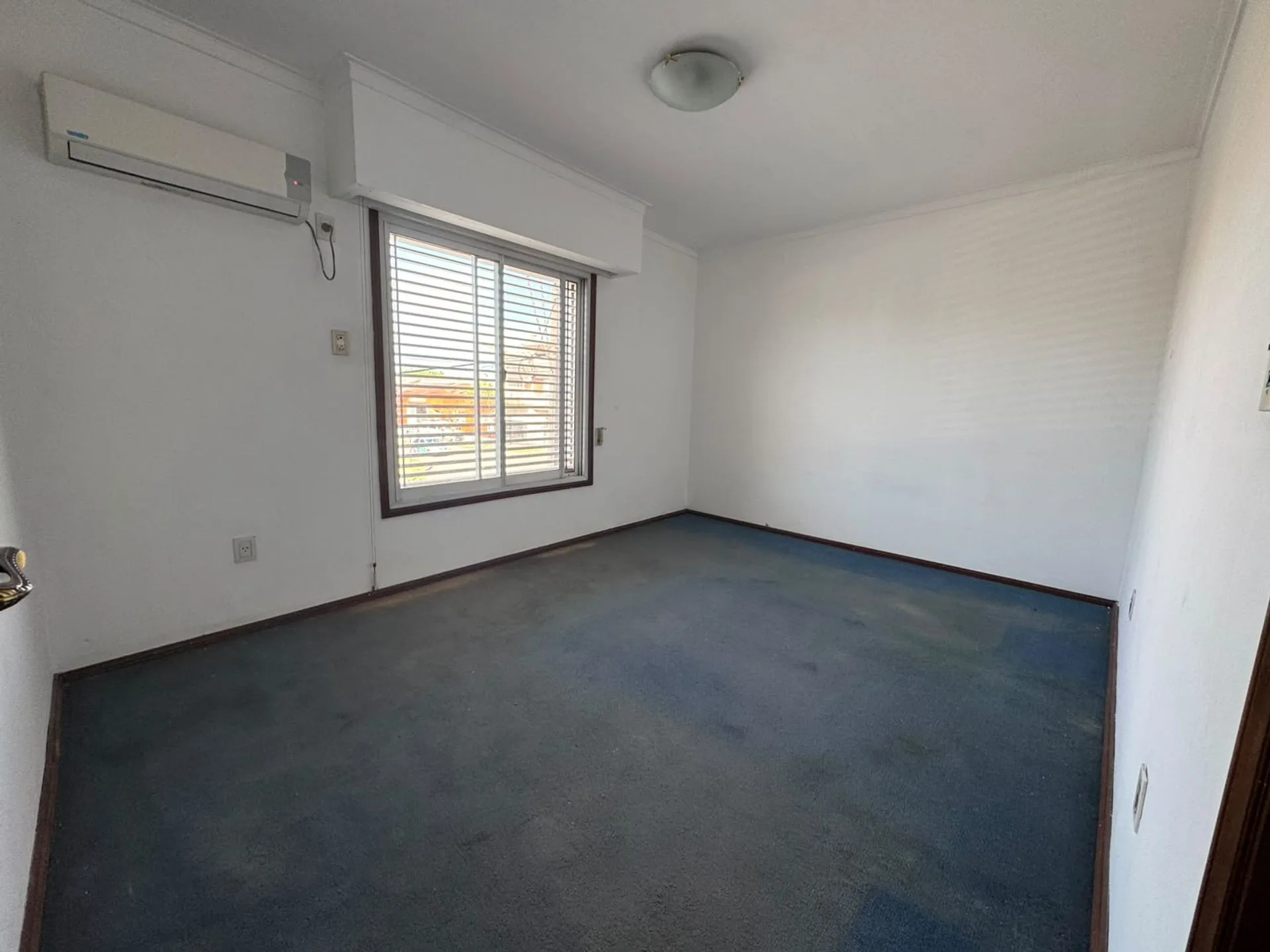 SE VENDE EXCELENTE PLANTA ALTA DOS DORMITORIOS foto 3