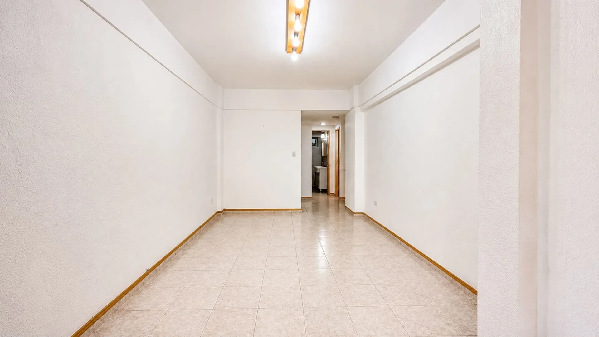 VENTA DEPARTAMENTO 2 AMBIENTES CENTRO CON BALCON. foto 2
