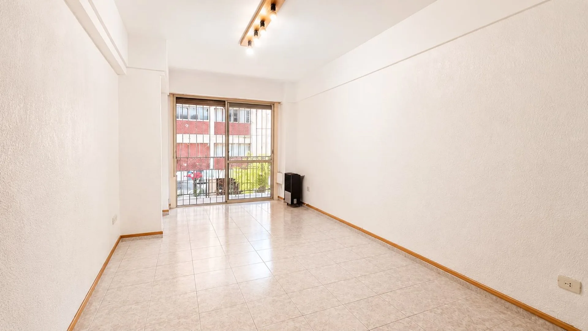 VENTA DEPARTAMENTO 2 AMBIENTES CENTRO CON BALCON. foto 3