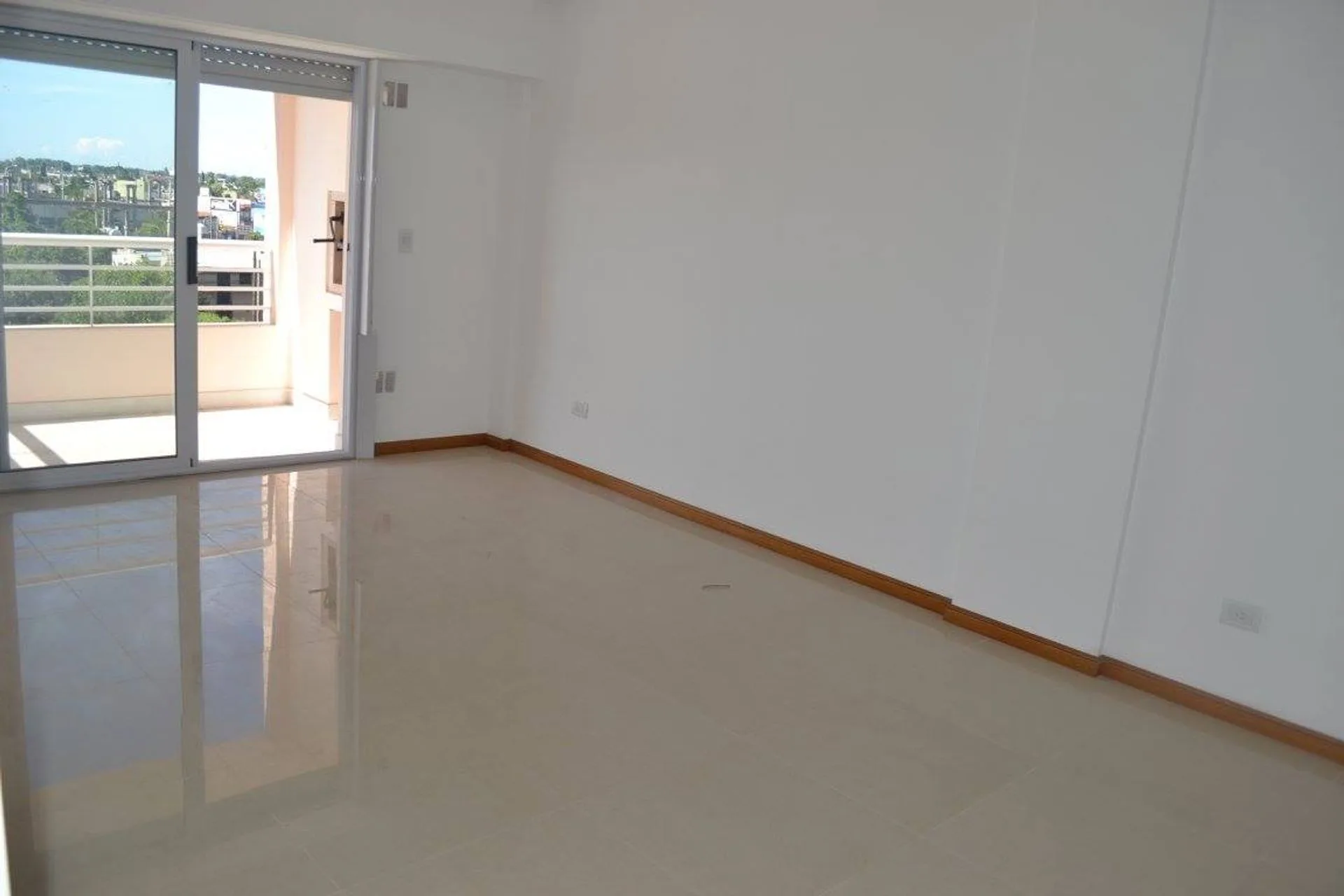 VENTA DEPTO 3 AMB CON COCHERA Y BAULERA/ MORON foto 3
