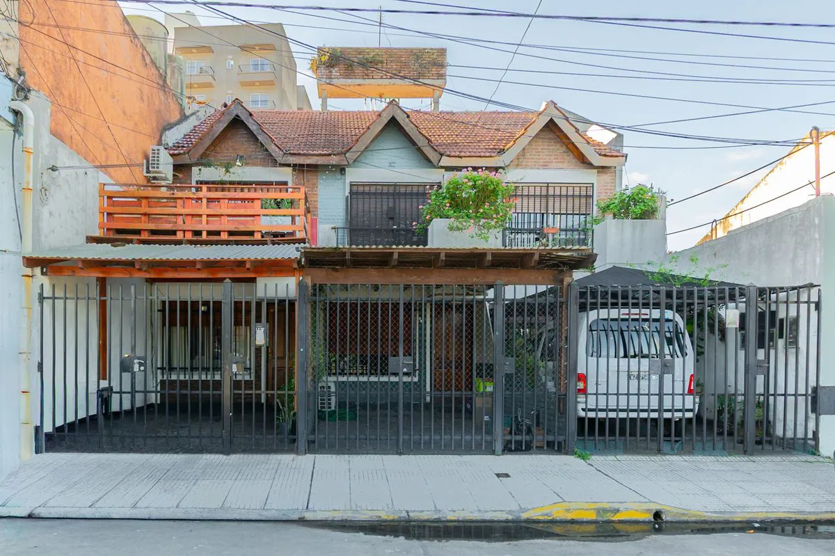 CASA EN VENTA. 4 AMBIENTES. TRIPLEX. CASEROS foto 2
